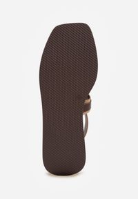 Renee - Ciemnobeżowe Sandały na Platformie i Koturnie z Geometryczną Cholewką i Nitami Amanome. Zapięcie: sprzączka. Kolor: beżowy. Wzór: geometria. Sezon: wiosna, lato. Obcas: na koturnie #5