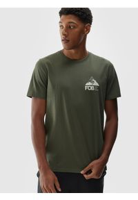 4f - 4F T-shirt regular z nadrukiem męski - oliwkowy/khaki M. Okazja: na co dzień. Kolor: brązowy, wielokolorowy, oliwkowy. Materiał: dzianina, jersey, bawełna. Wzór: nadruk. Styl: sportowy, klasyczny, casual