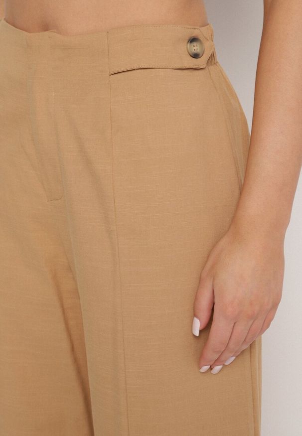 Born2be - Ciemnobeżowe Szerokie Spodnie z Wiskozą Bawełną i Imitacją Kieszeni Divoppa. Okazja: na co dzień. Stan: podwyższony. Kolor: beżowy. Materiał: bawełna, wiskoza. Styl: klasyczny, casual, elegancki