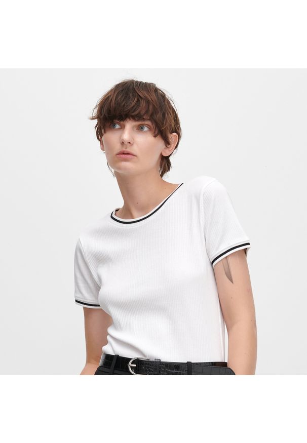Reserved - Prążkowany T-shirt ze ściągaczami - Biały. Kolor: biały. Materiał: prążkowany