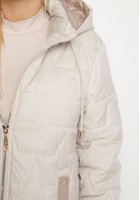 Born2be - Jasnoszara Pikowana Kurtka o Prostym Kroju z Kapturem Tulorisa. Okazja: na co dzień, na spacer. Typ kołnierza: kaptur. Kolekcja: plus size. Kolor: szary. Materiał: jeans. Wzór: aplikacja. Styl: klasyczny, casual, elegancki #6
