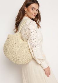 Born2be - Jasnobeżowa Okrągła Torebka Pleciona w Stylu Boho z Ozdobnym Chwostem Karasa. Kolor: beżowy. Wzór: aplikacja. Sezon: lato. Styl: boho