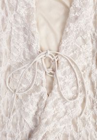 Born2be - Beżowa Koronkowa Sukienka z Falbankami i Wiązaniem przy Dekolcie Delanatea. Okazja: na co dzień. Typ kołnierza: kołnierz z falbankami. Kolor: beżowy. Materiał: koronka. Sezon: wiosna, lato. Styl: casual, elegancki #3