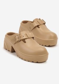 Born2be - Ciemnobeżowe Klapki na Grubej Podeszwie z Klamrą Ralunella. Okazja: na co dzień, na spacer. Kolor: beżowy. Materiał: dresówka. Styl: klasyczny, elegancki, casual #3