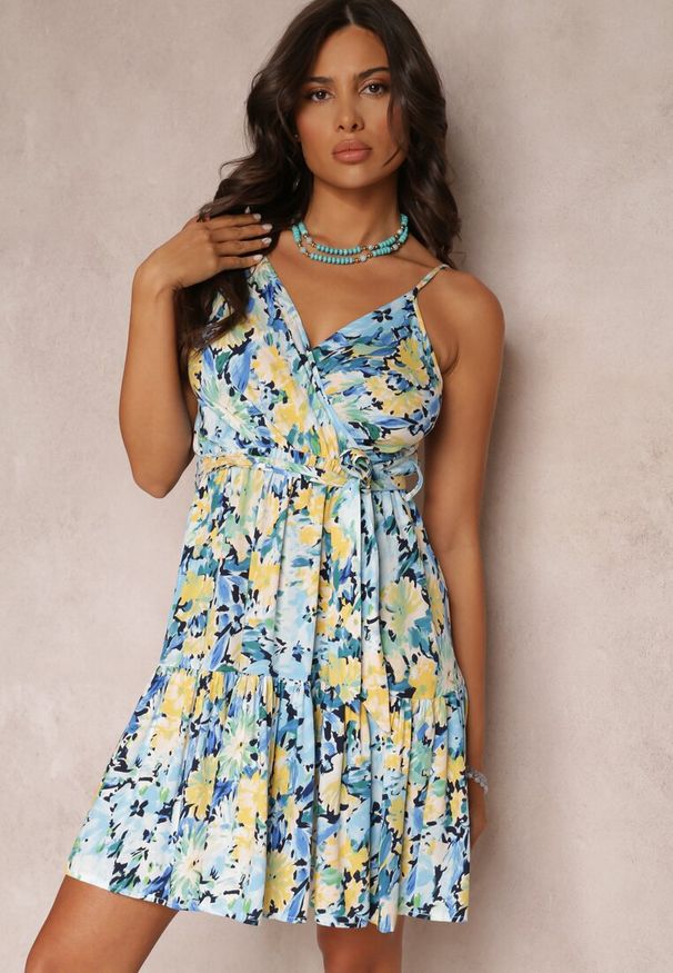 Renee - Niebieska Wiskozowa Sukienka Mini na Cienkich Ramiączkach z Gumką w Talii Karatta. Kolor: niebieski. Materiał: wiskoza. Długość rękawa: na ramiączkach. Wzór: kwiaty. Typ sukienki: rozkloszowane. Długość: mini