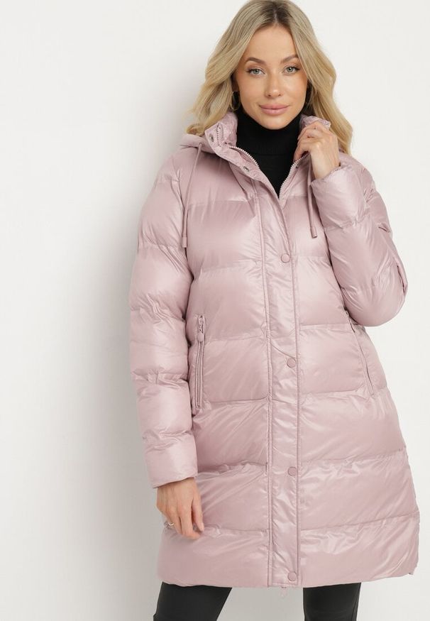 Born2be - Różowa Pikowana Kurtka o Długim Kroju z Kapturem Kieszeniami i Dwustronnym Suwakiem Sanarose. Okazja: na spacer, na co dzień. Typ kołnierza: kaptur. Kolor: różowy. Materiał: dzianina, jeans. Długość: długie. Wzór: aplikacja. Styl: casual, elegancki