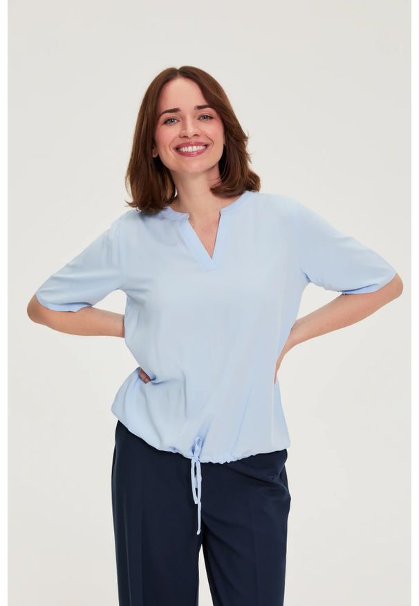 MOODO - Wiskozowa koszula z wiązaniem błękitna. Kolor: niebieski. Materiał: wiskoza