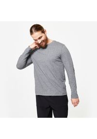 DOMYOS - Koszulka z długim rękawem męska Domyos Gym & Pilates 100. Kolor: szary. Materiał: materiał, prążkowany, bawełna, tkanina, elastan. Długość rękawa: długi rękaw. Długość: długie. Wzór: ze splotem. Sport: joga i pilates