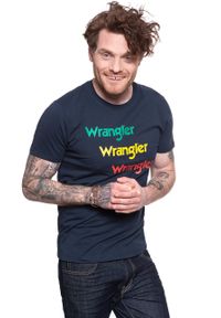 Wrangler - WRANGLER T SHIRT SS REPEAT TEE NAVY W7D7D3114. Kolor: niebieski. Wzór: nadruk