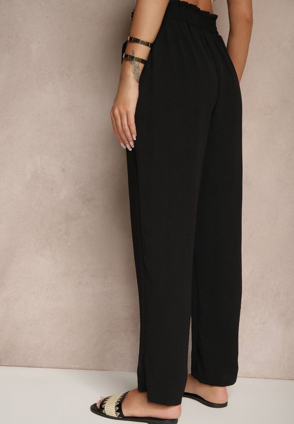 Renee - Czarne Spodnie High Waist Ozdobione Wiązanym Paskiem Araleira. Okazja: na co dzień, na spacer. Stan: podwyższony. Kolor: czarny. Materiał: jedwab. Długość: długie. Wzór: aplikacja. Sezon: wiosna. Styl: casual
