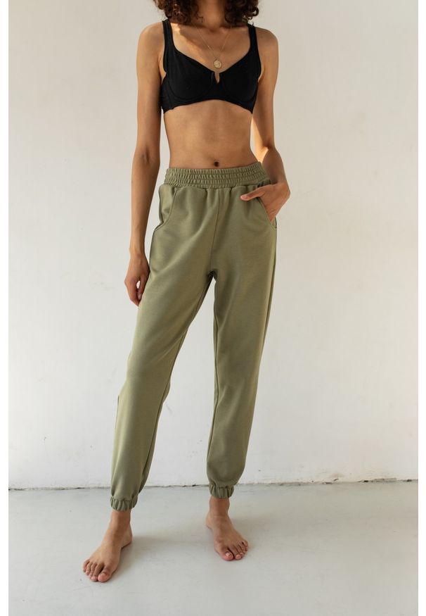 Marsala - Spodnie dresowe typu jogger w kolorze SMOKE GREEN - DISPLAY BY MARSALA. Stan: podwyższony. Materiał: dresówka. Styl: elegancki