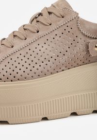 Born2be - Ciemnobeżowe Skórzane Sneakersy na Platformie i Koturnie Zdobione Perforacją Peniesh. Okazja: na co dzień. Kolor: beżowy. Materiał: skóra. Wzór: aplikacja. Obcas: na koturnie #8
