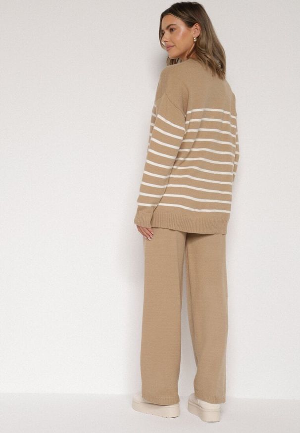 Born2be - Ciemnobeżowy Komplet z Wełną i Bawełną Sweter w Paski i Szerokie Spodnie Neveena. Kolor: beżowy. Materiał: wełna, bawełna. Wzór: paski