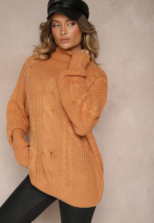 Renee - Brązowy Golf z Wiskozą w Stylu Oversize z Ozdobnym Splotem Korremi. Okazja: na co dzień. Typ kołnierza: golf. Kolor: brązowy. Materiał: wiskoza. Długość rękawa: długi rękaw. Długość: długie. Wzór: ze splotem. Styl: klasyczny, elegancki, casual