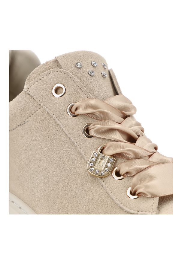 Beżowe Sneakersy Karino Modne Obuwie Damskie Na Platformie. Kolor: beżowy. Materiał: satyna, welur. Wzór: aplikacja. Obcas: na platformie