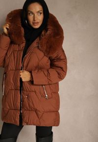 Renee - Brązowa Pudełkowa Kurtka Pikowana Ozdobiona Odpinanym Futerkiem i Suwakiem Hedizelle. Okazja: na co dzień, na spacer. Kolor: brązowy. Materiał: futro. Wzór: aplikacja. Sezon: zima. Styl: casual, elegancki #4