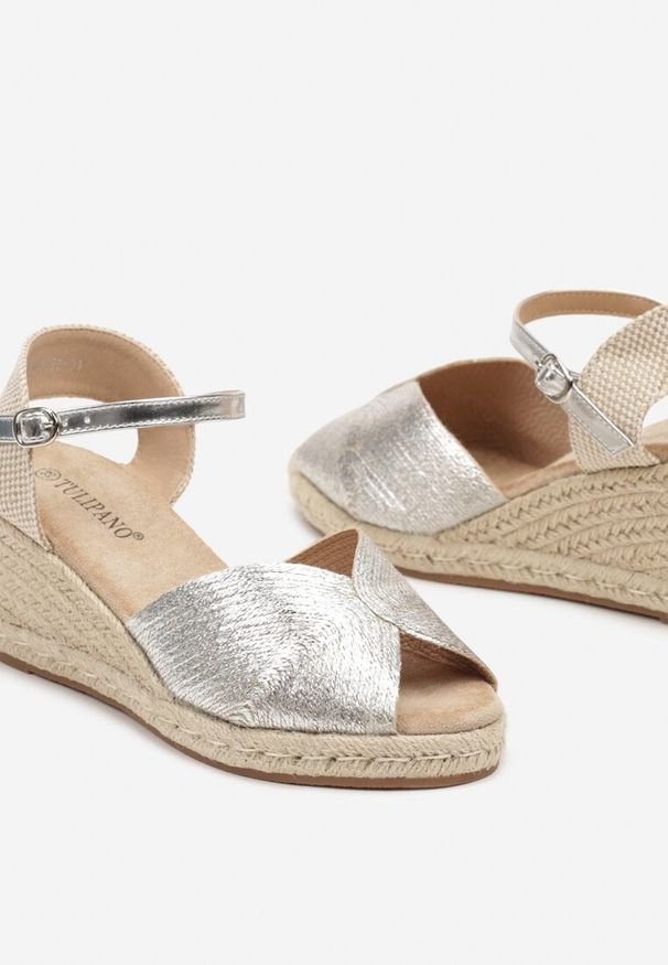 Born2be - Srebrne Sandały na Plecionym Koturnie Zapinane na Sprzączkę Elamas. Nosek buta: otwarty. Zapięcie: sprzączka. Kolor: srebrny. Materiał: jeans. Sezon: lato. Obcas: na koturnie. Styl: elegancki
