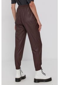 only - Only Spodnie damskie kolor brązowy joggery high waist. Stan: podwyższony. Kolor: czerwony. Materiał: materiał #4