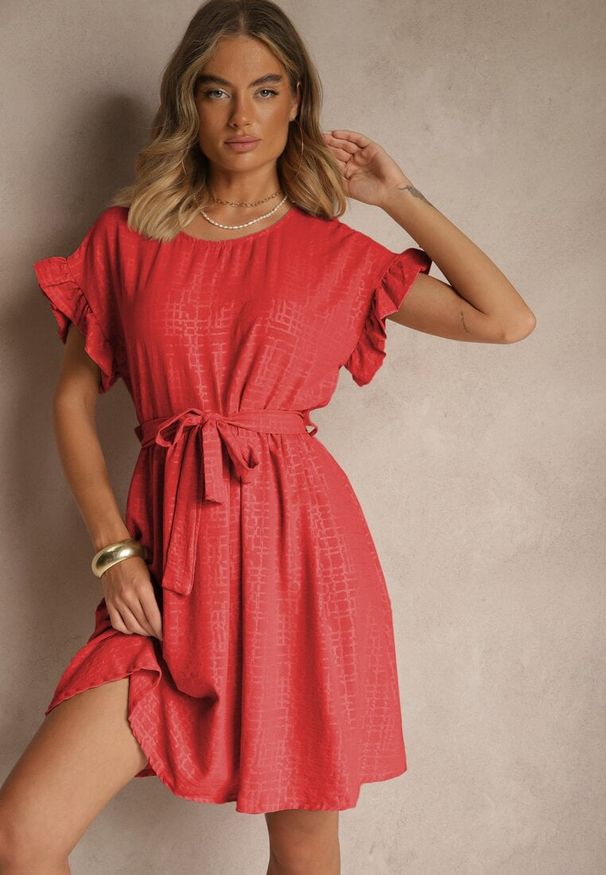 Renee - Czerwona Sukienka z Paskiem i Falbankami przy Rękawach Folunelle. Okazja: na co dzień. Typ kołnierza: kołnierz z falbankami. Kolor: czerwony. Styl: klasyczny, casual, elegancki