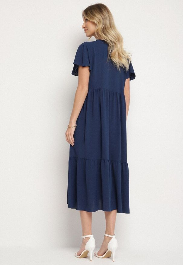 Born2be - Granatowa Sukienka o Rozkloszowanym Kroju z Wiskozą Filastia. Okazja: na co dzień. Typ kołnierza: dekolt w kształcie V. Kolor: niebieski. Materiał: wiskoza. Długość rękawa: krótki rękaw. Typ sukienki: rozkloszowane. Styl: elegancki, klasyczny, casual