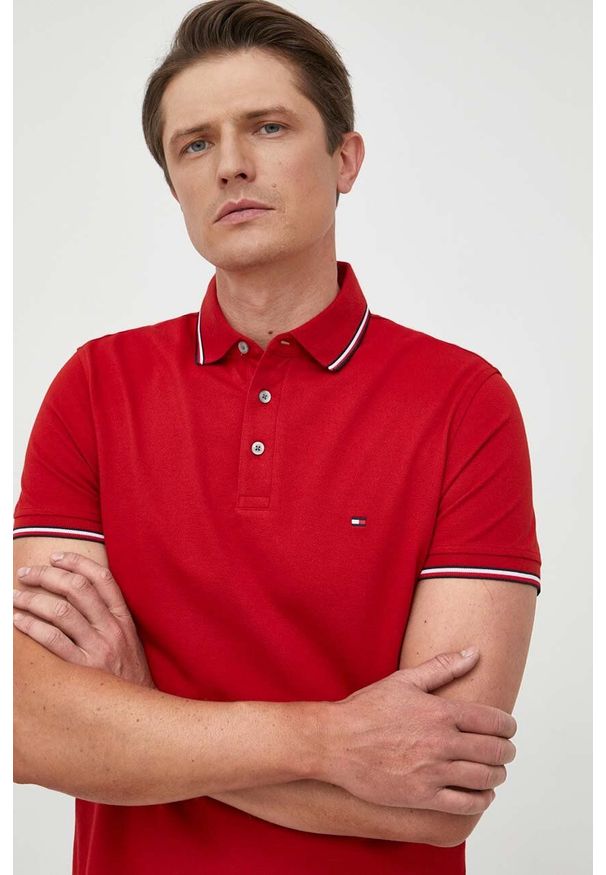 TOMMY HILFIGER - Tommy Hilfiger polo męski kolor czerwony wzorzysty. Okazja: na co dzień. Typ kołnierza: polo. Kolor: czerwony. Materiał: bawełna, dzianina. Długość: krótkie. Wzór: aplikacja. Styl: casual