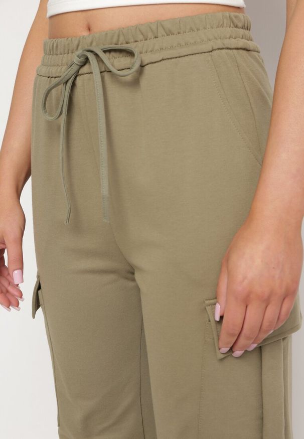 Born2be - Zielone Bawełniane Spodnie z Gumką w Pasie i Kieszeniami Typu Cargo Kalanielle. Okazja: na co dzień. Kolor: zielony. Materiał: bawełna. Styl: elegancki, casual