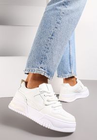 Renee - Białe Sneakersy na Platformie z Imitacji Skóry z Przeszyciami i Sznurowaniem Celende. Okazja: na co dzień. Kolor: biały. Materiał: skóra. Obcas: na platformie #5