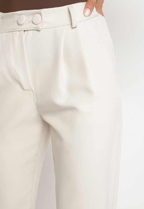 Born2be - Jasnobeżowe Spodnie Cygaretki z Wysokim Stanem i Gumką w Pasie Elexis. Okazja: na co dzień. Stan: podwyższony. Kolor: beżowy. Materiał: dzianina. Styl: casual