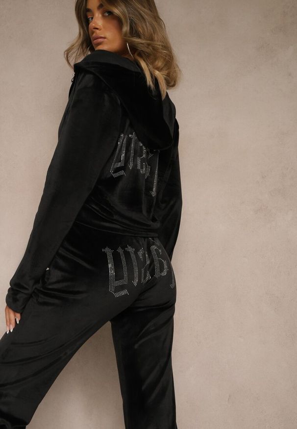 Renee - Czarny Welurowy Komplet Dresowy Bluza i Spodnie ze Zdobieniem z Cyrkonii Velea. Kolor: czarny. Materiał: welur, dresówka. Wzór: aplikacja. Sport: turystyka piesza
