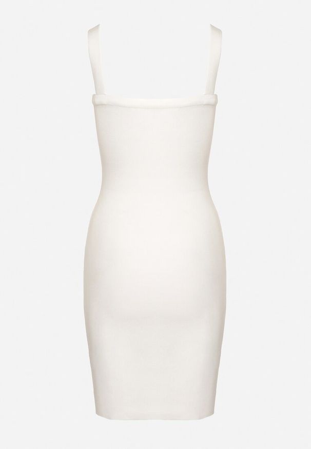 Born2be - Biała Sukienka z Prążkowanej Dzianiny z Ozdobnymi Guzikami Oledia. Kolor: biały. Materiał: dzianina, prążkowany. Długość rękawa: na ramiączkach. Styl: elegancki