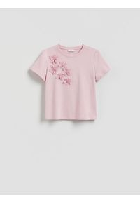 Reserved - T-shirt z kwiatową aplikacją - pastelowy róż. Kolor: różowy. Materiał: bawełna, dzianina. Wzór: aplikacja, kwiaty