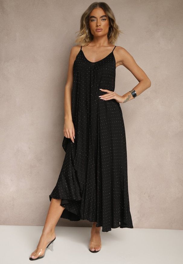 Renee - Czarna Wiskozowa Sukienka o Rozkloszowanym Kroju Ozdobiona Cyrkoniami Tosnaria. Typ kołnierza: dekolt w kształcie V. Kolor: czarny. Materiał: wiskoza. Wzór: aplikacja. Styl: klasyczny, elegancki