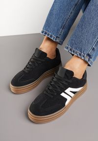 Renee - Czarne Sneakersy Tenisówki na Platformie z Tłoczeniem i Geometrycznym Motywem Kialie. Okazja: na co dzień. Kolor: czarny. Wzór: geometria. Obcas: na platformie #4