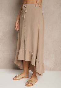 Renee - Ciemnobeżowa Spódnica z Przedłużonym Tyłem Zdobiona Falbanami i Guzikami Maleira. Okazja: na co dzień. Kolor: beżowy. Wzór: aplikacja. Styl: casual, boho, elegancki