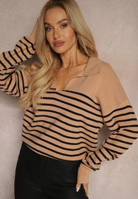 Renee - Ciemnobeżowy Sweter w Paski Ozdobiony Kołnierzykiem i Wycięciem Irinalies. Kolor: beżowy. Wzór: aplikacja, paski. Sezon: zima #4