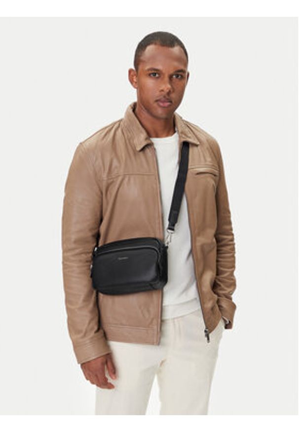 Calvin Klein Saszetka Raised Camera Bag LV04D3159G Czarny. Kolor: czarny. Materiał: skóra