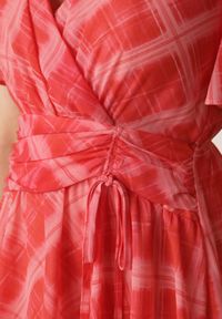 Born2be - Różowa Kopertowa Sukienka z Rozkloszowanym Dołem i Geometrycznym Wzorem Brizlea. Okazja: na co dzień, do pracy. Typ kołnierza: dekolt kopertowy. Kolor: różowy. Materiał: poliester. Wzór: geometria. Typ sukienki: kopertowe. Styl: casual, klasyczny #5