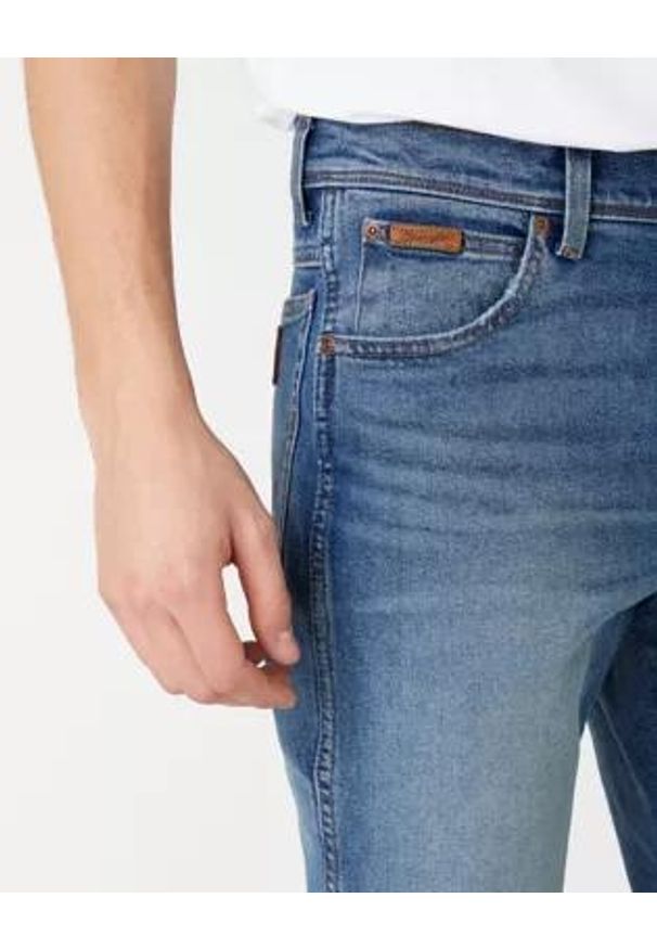Wrangler - WRANGLER TEXAS TAPER MĘSKIE SPODNIE JEANSOWE BLUE CHILL W12TU898T 112141168