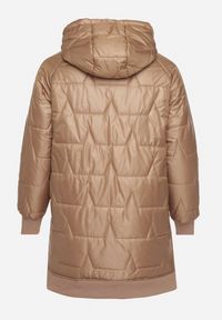 Born2be - Jasnobrązowa Kurtka z Pikowanymi Przeszyciami i Kapturem Zarimelia. Okazja: na co dzień. Kolekcja: plus size. Kolor: brązowy. Materiał: jeans. Styl: klasyczny, casual, elegancki, sportowy #4