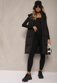 Renee - Czarna Kamizelka Pikowana Wykończona Kapturem i Sznurkami Quinaria. Okazja: na co dzień. Kolor: czarny. Materiał: jeans. Styl: sportowy, casual, elegancki