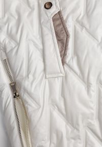 Born2be - Biała Pikowana Kamizelka o Długim Kroju z Nieodpinanym Kapturem w Romby Dephice. Okazja: na co dzień. Typ kołnierza: kaptur. Kolor: biały. Materiał: jeans, materiał. Długość: długie. Styl: casual, elegancki #8