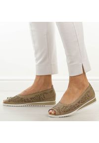 Beżowe skórzane półbuty damskie M.Daszyński Ol27-1. Okazja: na imprezę, na co dzień. Nosek buta: otwarty. Kolor: beżowy. Materiał: skóra. Szerokość cholewki: normalna. Wzór: ażurowy. Sezon: wiosna, lato. Styl: wizytowy, casual, klasyczny, elegancki #1