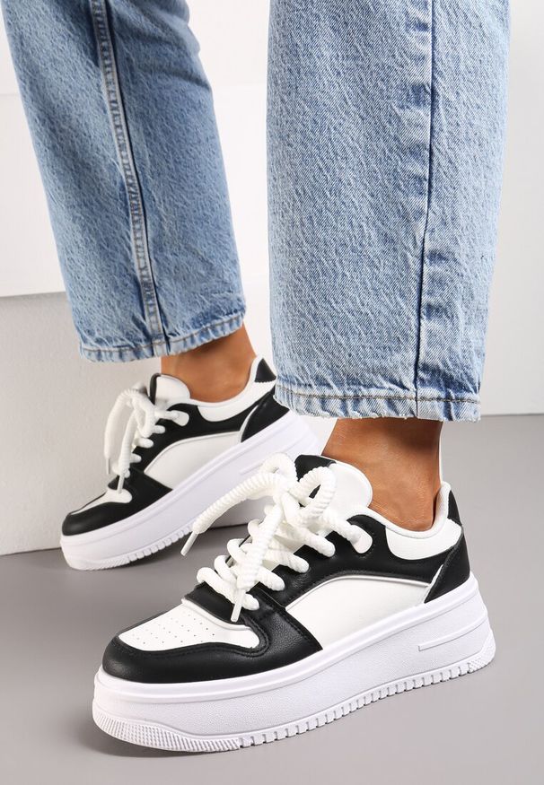 Renee - Biało-Czarne Sneakersy z Cholewką z Licznymi Wstawkami na Grubej Podeszwie Lenarise. Okazja: na co dzień. Kolor: biały. Materiał: dresówka, jeans. Szerokość cholewki: normalna