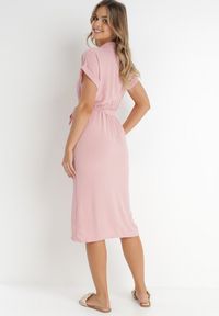 Born2be - Ciemnoróżowa Sukienka Vipny. Okazja: na co dzień. Kolor: różowy. Materiał: materiał, tkanina. Długość rękawa: krótki rękaw. Wzór: aplikacja, gładki, jednolity. Typ sukienki: koszulowe. Styl: klasyczny, casual. Długość: midi #6