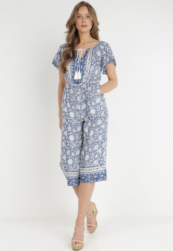 Born2be - Niebieski Kombinezon Hesonia. Kolor: niebieski. Długość rękawa: krótki rękaw. Długość: krótkie. Wzór: ażurowy, aplikacja, kwiaty. Styl: wakacyjny, boho