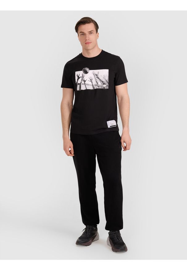 4f - 4F T-shirt regular z nadrukiem siatkarskim męski - czarny XXL. Okazja: do domu, na co dzień. Kolor: czarny. Materiał: bawełna, materiał, jersey. Wzór: nadruk. Styl: klasyczny, casual, sportowy