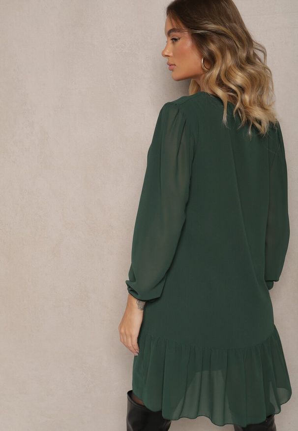 Renee - Ciemnozielona Sukienka z Wiskozą z Bufiastymi Rękawami i Falbanką u Dołu z Siateczki Ilita. Okazja: na co dzień. Typ kołnierza: dekolt w serek. Kolor: zielony. Materiał: wiskoza. Typ sukienki: proste. Styl: casual