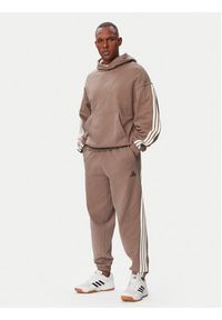 Adidas - adidas Spodnie dresowe Kit 3-Stripes Regular Cuffed KW2361 Beżowy Regular Fit. Kolor: beżowy. Materiał: bawełna #3