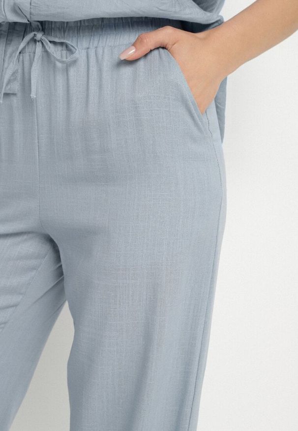 Born2be - Niebieskie Szerokie Spodnie z Lnem z Gumką w Talii i Kieszeniami Filisela. Okazja: do pracy, na co dzień. Kolor: niebieski. Materiał: len. Styl: casual, elegancki