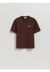 Reserved - T-shirt boxy z nadrukiem na plecach - brązowy. Kolor: brązowy. Materiał: bawełna, dzianina. Wzór: nadruk